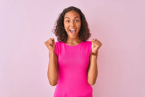 Młoda Brazylijka Ubrana Shirt Stojąca Nad Odizolowanym Różowym Tłem Świętująca — Zdjęcie stockowe
