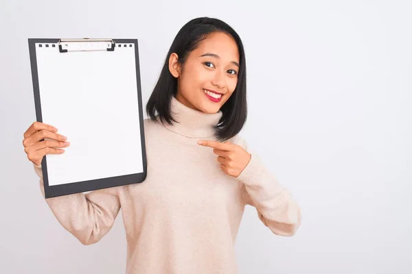 Jonge Chinese Inspecteur Vrouw Houden Klembord Staande Geïsoleerde Witte Achtergrond — Stockfoto