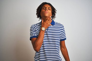 Sarı çizgili mavi polo giyen Afro bir adam izole edilmiş beyaz arka planda dikiliyor ağrılı boynuna dokunuyor, boğaz ağrısı, grip salgını ve enfeksiyon kapmış.