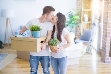 Genç, güzel, mutlu çift yeni evine taşınırken