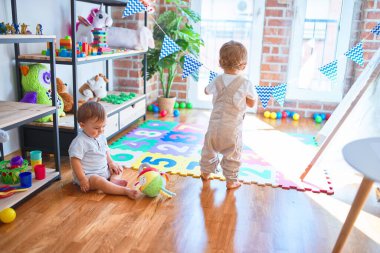 Anaokulunda bir sürü oyuncakla oynayan güzel çocuklar.