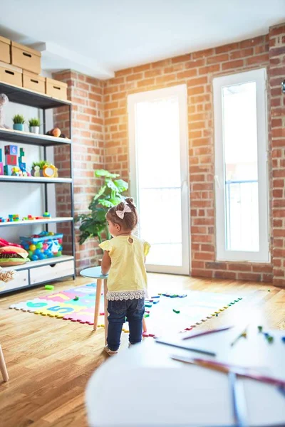 Schönes Kleinkind Steht Kindergarten Jede Menge Spielzeug Herum — Stockfoto