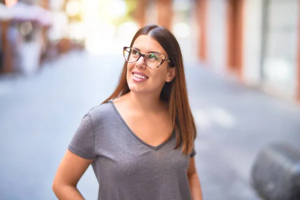 Jovem Mulher Bonita Sorrindo Feliz Confiante Com Sorriso Rosto Rua — Fotografia de Stock