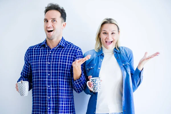 Jovem Casal Bonito Beber Xícara Café Sobre Fundo Branco Isolado — Fotografia de Stock