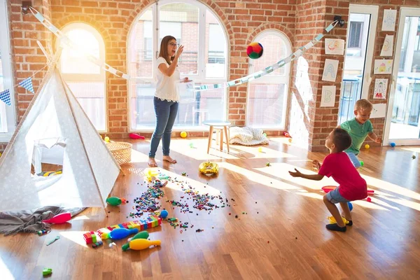 Junge Schöne Lehrerin Und Kleinkinder Spielen Basketball Viele Spielsachen Kindergarten — Stockfoto