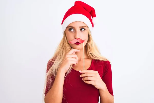 头戴圣诞圣诞圣诞礼帽的女人 留着小胡子 遮掩着孤立的白色背景 严肃地思考着问题 非常混乱的想法 — 图库照片