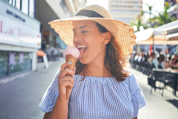若い美しい女性が夏の晴れた日にテネリフェ島の通りを歩いてアイスクリームコーンを食べる休日 — ストック写真