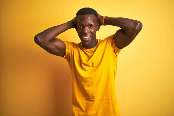 Fiatal Afro Amerikai Férfi Visel Alkalmi Póló Áll Izolált Sárga — Stock Fotó
