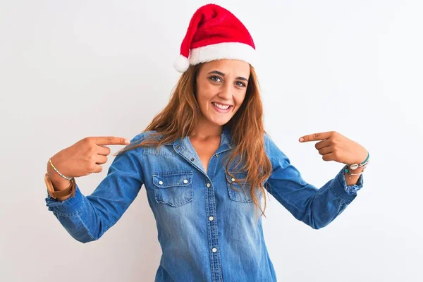 Giovane Bella Rossa Donna Indossa Cappello Natale Sfondo Isolato Guardando — Foto Stock