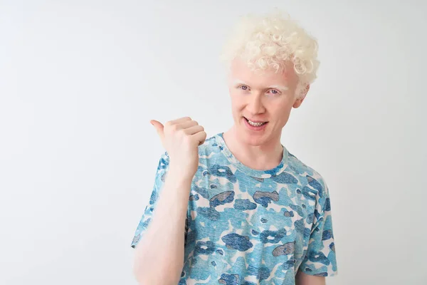 Ung Albino Blond Man Bär Casual Shirt Stående Över Isolerad — Stockfoto