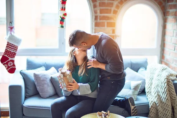 Junges Schönes Paar Das Glücklich Und Zuversichtlich Lächelt Frau Überrascht — Stockfoto