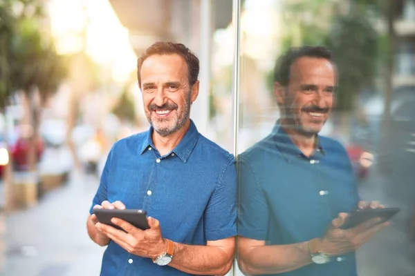 Μεσήλικας Όμορφος Επιχειρηματίας Που Χρησιμοποιεί Tablet Χαμογελώντας Στο Δρόμο — Φωτογραφία Αρχείου