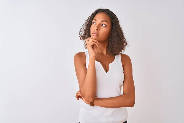 Mujer Brasileña Joven Con Camiseta Casual Pie Sobre Fondo Blanco — Foto de Stock