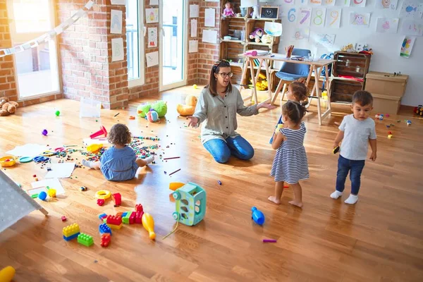 Schöne Lehrerin Und Kleinkindgruppe Spielen Kindergarten Viel Spielzeug — Stockfoto