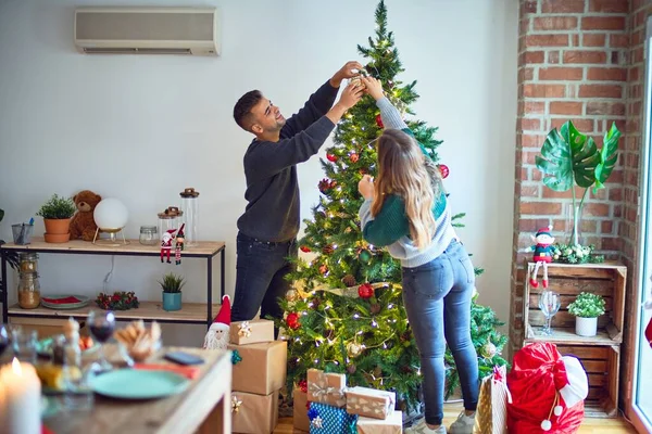 Giovane Bella Coppia Sorridente Felice Fiducioso Piedi Decorare Albero Natale — Foto Stock