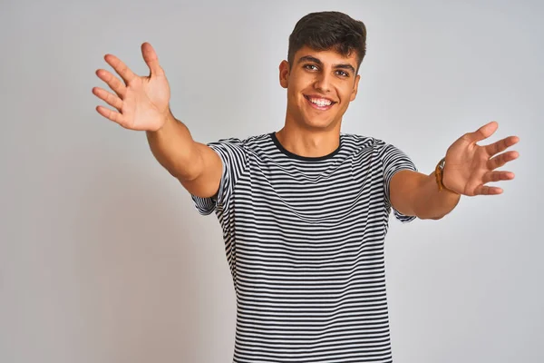 Joven Indio Vestido Con Una Camiseta Rayas Color Azul Marino — Foto de Stock