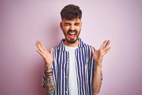 Joven Hombre Con Tatuaje Con Camisa Rayas Pie Sobre Fondo —  Fotos de Stock