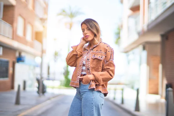 Jovem Mulher Bonita Sorrindo Feliz Confiante Andando Rua Cidade — Fotografia de Stock