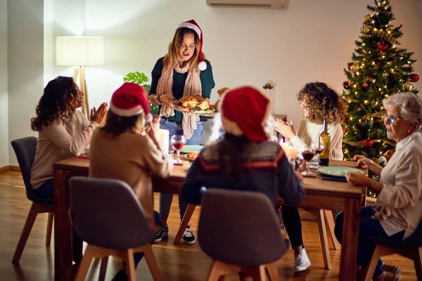 一群漂亮的女人开心而自信地微笑着 在家里放烤火鸡庆祝圣诞节 — 图库照片