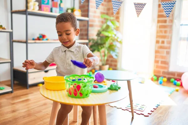 Mooi Afrikaans Amerikaans Peuter Spelen Met Plastic Voedsel Bestek Speelgoed — Stockfoto