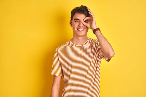 Adolescente Menino Vestindo Amarelo Shirt Sobre Isolado Fundo Fazendo Gesto — Fotografia de Stock