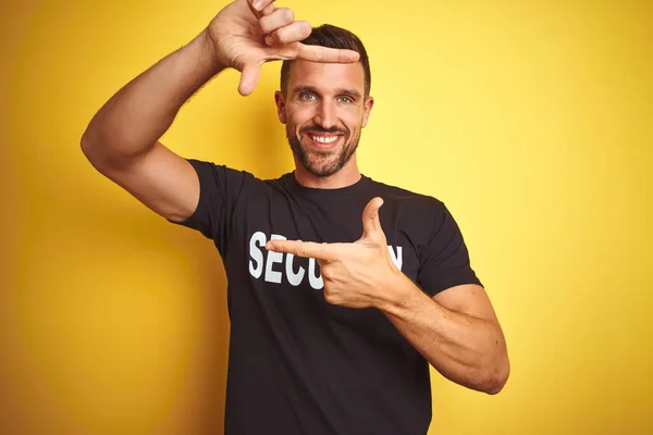 Jovem Homem Salvaguarda Vestindo Uniforme Segurança Sobre Fundo Isolado Amarelo — Fotografia de Stock