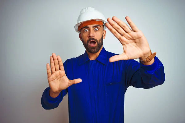 Schöner Indischer Arbeiter Der Uniform Und Helm Über Isoliertem Weißem — Stockfoto