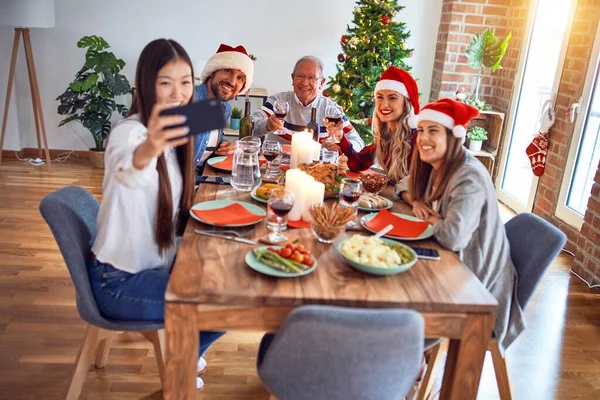 Mooie Familie Draagt Kerstman Hoed Vergadering Glimlachend Gelukkig Vol Vertrouwen — Stockfoto