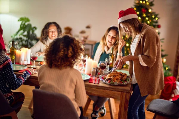 Mooie Groep Vrouwen Die Blij Zelfverzekerd Glimlachen Carving Geroosterde Kalkoen — Stockfoto