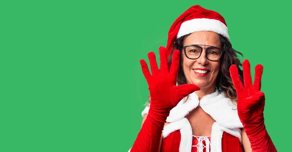 Frau Mittleren Alters Trägt Weihnachtsmann Kostüm Und Zeigt Mit Finger — Stockfoto