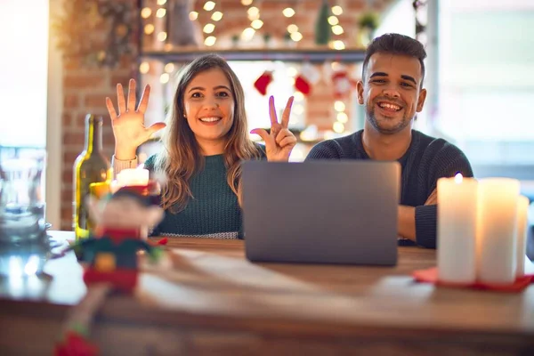 Giovane Bella Coppia Seduta Usando Computer Portatile Intorno Decorazione Natale — Foto Stock