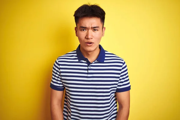 Joven Asiático Chino Hombre Usando Rayas Polo Pie Sobre Aislado —  Fotos de Stock