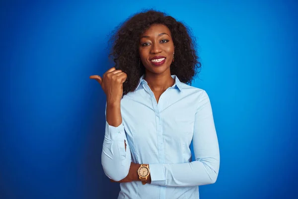 Africano Americano Empresária Vestindo Camisa Sobre Isolado Fundo Azul Sorrindo — Fotografia de Stock