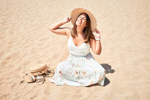 Ung Vacker Kvinna Ler Glad Njuter Sommarsemester Stranden Sitter Solen — Stockfoto