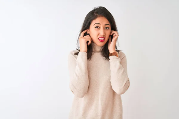 Hermosa Mujer China Con Suéter Cuello Alto Pie Sobre Fondo —  Fotos de Stock