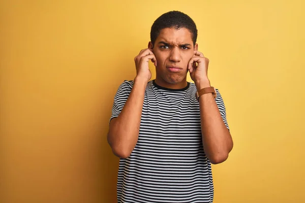 Joven Hombre Árabe Guapo Que Usa Una Camiseta Rayas Navales —  Fotos de Stock