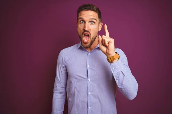 Jovem Homem Negócios Vestindo Camisa Elegante Sobre Fundo Isolado Roxo — Fotografia de Stock