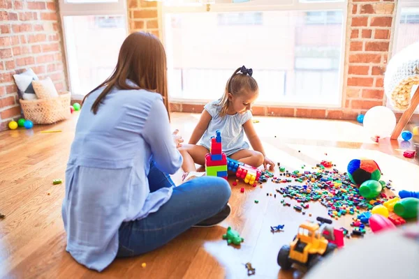 Kaukasische Mädchen Spielen Und Lernen Der Schule Mit Einer Lehrerin — Stockfoto