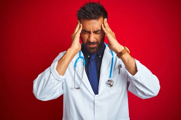 Jeune Médecin Indien Homme Portant Stéthoscope Debout Sur Fond Rouge — Photo