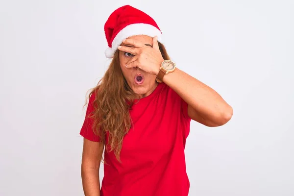 Medelålders Mogen Kvinna Bär Jul Hatt Över Isolerad Bakgrund Kika — Stockfoto