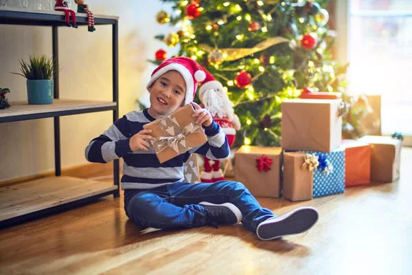 Sevimli Çocuk Mutlu Kendinden Emin Gülümsüyor Yerde Oturmuş Noel Baba — Stok fotoğraf