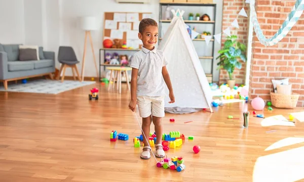 Mooi Afrikaans Amerikaans Peuter Spelen Met Houten Blokken Trein Speelgoed — Stockfoto