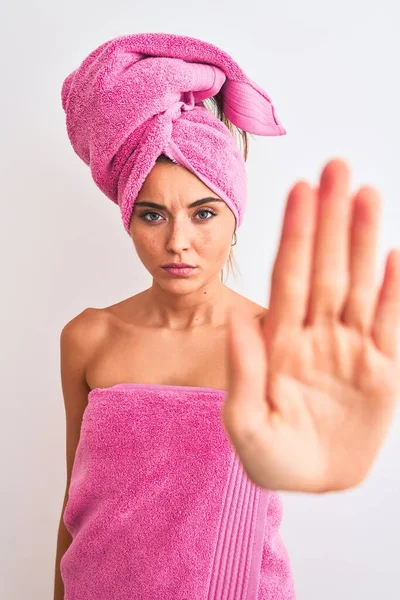 年轻漂亮的女人洗完澡后披着浴巾 披着孤零零的白色背景 张开双手 做了个手势 严肃而自信地做了个手势 做了防御动作 — 图库照片