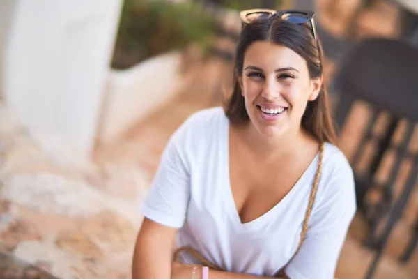 Νεαρή Όμορφη Γυναίκα Κάθεται Στη Βεράντα Ενός Εστιατορίου Χαμογελώντας — Φωτογραφία Αρχείου