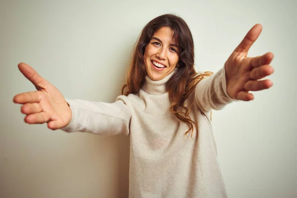 Junge Schöne Frau Winterpullover Vor Weißem Hintergrund Stehend Und Lächelnd — Stockfoto