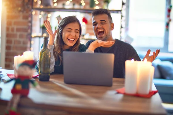 Junge Schöne Paar Sitzt Mit Laptop Weihnachtsdekoration Hause Feiern Verrückt — Stockfoto