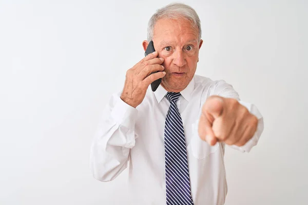 Senior Gråhårig Affärsman Talar Smartphone Över Isolerad Vit Bakgrund Pekar — Stockfoto