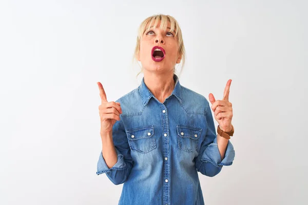 Mulher Meia Idade Vestindo Camisa Ganga Casual Sobre Fundo Branco — Fotografia de Stock