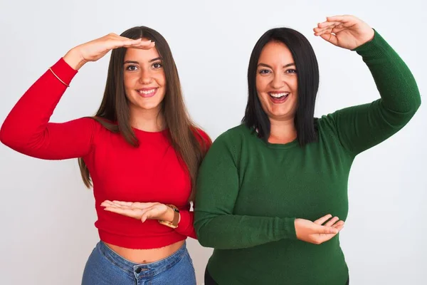 Junge Schöne Frauen Lässiger Kleidung Stehen Vor Isoliertem Weißem Hintergrund — Stockfoto