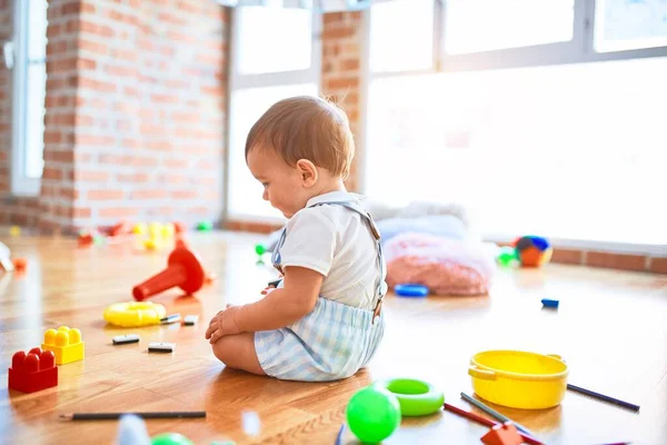 Entzückendes Kleinkind Spielt Kindergarten Jede Menge Spielzeug — Stockfoto